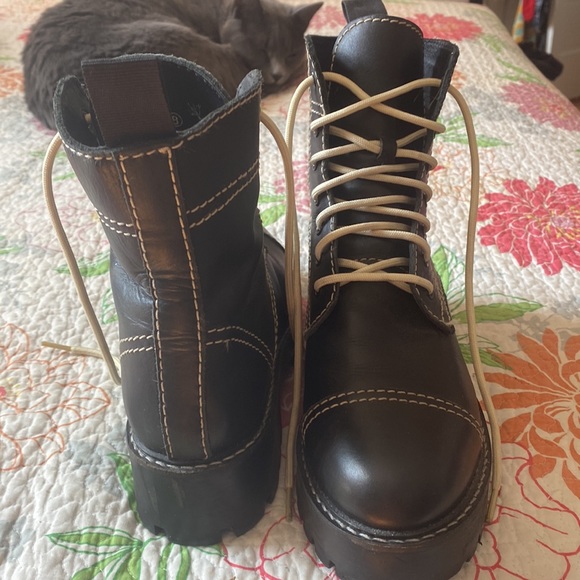 UO doc marten style combat boot - Picture 2 of 4